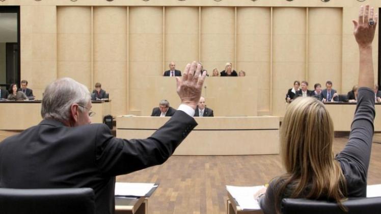 Auch die Bundesländer haben die neuen Euro-Hilfen abgesegnet. Auch die Bundesländer haben die neuen Euro-Hilfen abgesegnet.