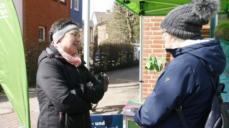 Die pensionierte Grundschullehrerin Anke Montag (rechts) sprach mit der Grünen Spitzenkandidatin Monika Heinold über die Belastung von Lehrkräften.