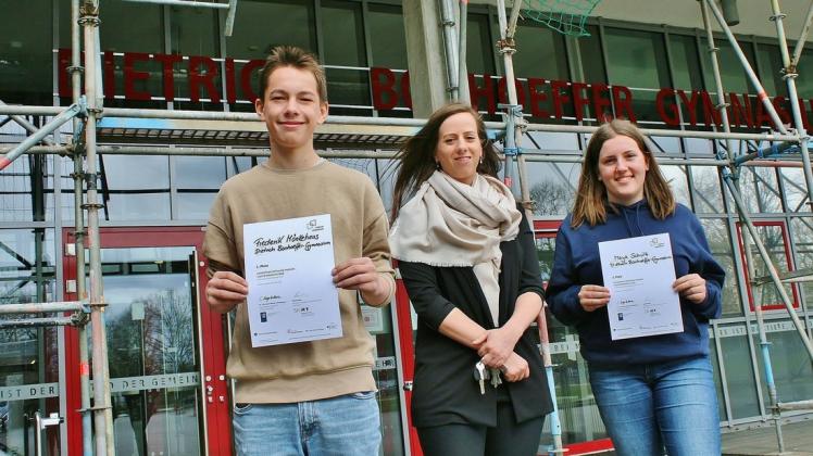 Jessica Rohwer (Mitte) leitet die Jugend-Debattiert-AG am Dietrich-Bonhoeffer-Gymnasium. Aus der qualifizierten sich Maja Schulz (2. Platz) und Frederik Mönkehaus (1.Platz) zum Bundeswettbewerb.