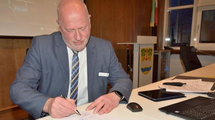 Mit seiner Unterschrift besiegelt Andreas Deidert seine erneute Ernennung zum Bürgermeister von Leck.