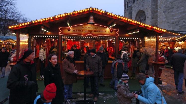 An diesem Stand auf dem Osnabrücker Weihnachtsmarkt dehnte sich am Samstagabend ein selbstgebauter Glühweintank so schlagartig aus, dass Holzteile der Bude durch die Luft gewirbelt und zehn Menschen verletzt wurden. 