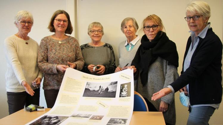 Elvira Schliephacke (von links), Annette Schlapkohl, Marlies Müller, Elke Pieper, Petra Christel und Uschi Adam mit einer der Informationstafeln, die sie für die Ausstellung vorbereitet haben.