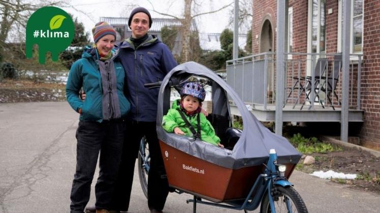 Annika, Marco und Pauline Vieregge mit ihrem Lastenrad mit E-Antrieb.