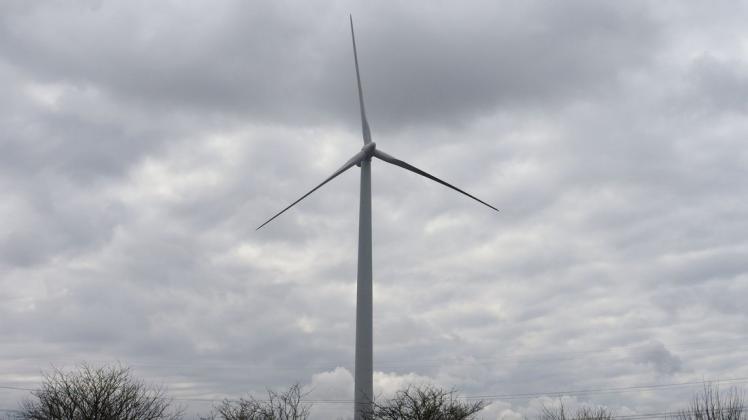 Noch drehen sich im Windpark Uetersen sechs dieser 99 Meter hohen Räder. Schon bald sollen sie ersetzt werden – durch vier 180 Meter hohe moderne Windkraftanlagen.