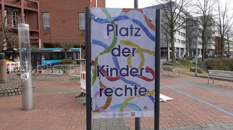 Vor dem Stadttheater in Rendsburg gibt es seit 2021 den „Platz der Kinderrechte“. Eine Stele mahnt zur Umsetzung der Rechte Heranwachsender an.