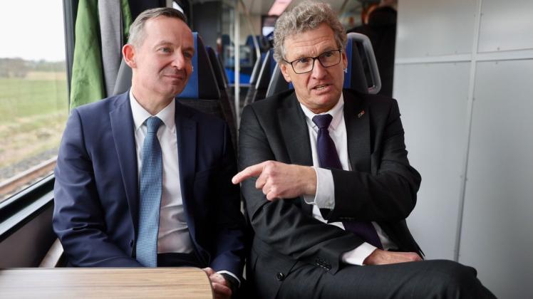 Interview im neuen Akku-Triebzug FLIRT zwischen Rendsburg und Hamburg-Altona mit Volker Wissing (l.) und Bernd Buchholz, der sich mehr Geld vom Bundesverkehrsminister erhofft.