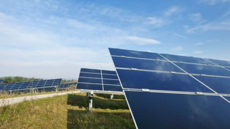 Eine Freiflächen-Photovoltaikanlage könnte in Herzhorn entlang der Bahn entstehen.