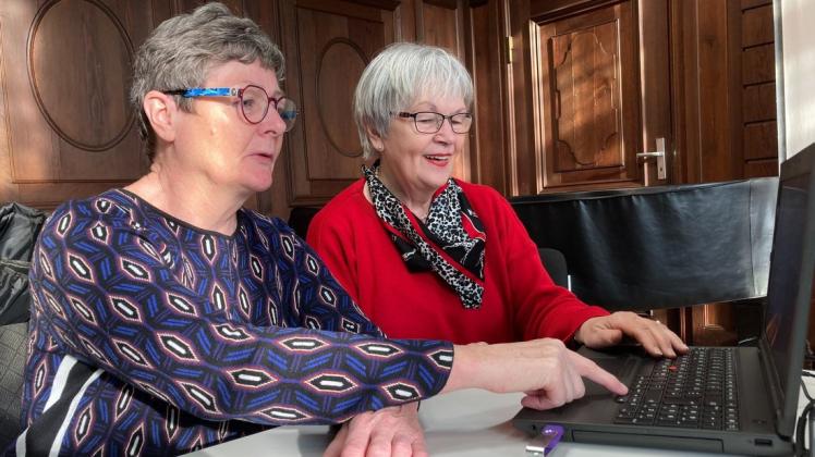 Maria Meiners-Gefken (links) und Ruth Hellmann wollen ein niedrigschwelliges digitales Angebot schaffen.