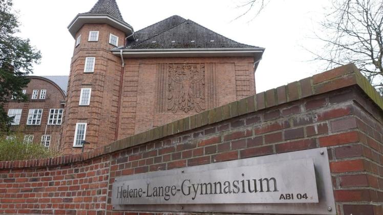 Der Schulhof des Helene-Lange-Gymnasiums soll nach den Plänen der Bauverwaltung leicht verkleinert werden. Dass ausgerechnet Bäume weichen sollen, sorgt für Diskussionen.