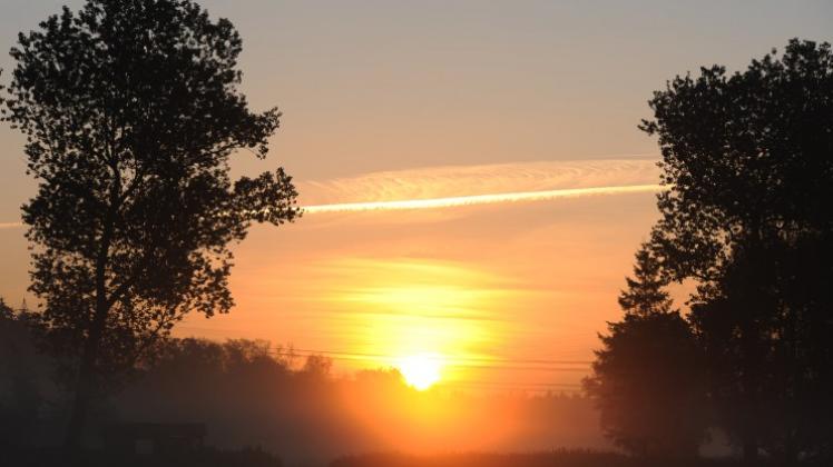 Herrliche Sonnenaufgänge bringt der Altweibersommer in diesen Tagen hervor - auch über das lange Wochenende hinweg soll das Wetter so schön bleiben. Herrliche Sonnenaufgänge bringt der Altweibersommer in diesen Tagen hervor - auch über das lange Wochenende hinweg soll das Wetter so schön bleiben.