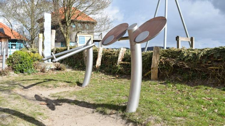 An der Eckernförder Strandpromenade stehen zwei Geräte für einen Bewegungsparcours. Die Gemeinden Barkelsby und Güby haben nun Förderzusagen der Aktivregion für Mittel aus dem Regionalbudget bekommen, um entsprechende Bewegungsparcours zu errichten.