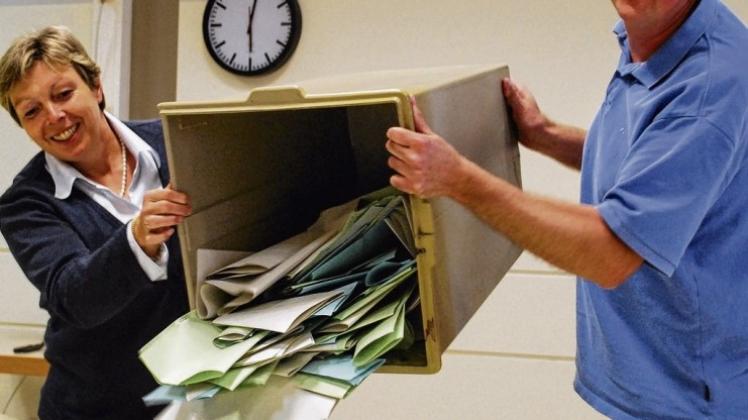 Punkt 18 Uhr haben die emsländischen Wahllokale am Sonntag ihre Pforten geschlossen, so auch in Lingen. Nur zwei Minuten später öffneten zwei der insgesamt 3000 Wahlhelfer im Landkreis, Itres Früke und Bernd Oevermann vom Wahlvorstand im Wahlbezirk 404 „Lingen Kernstadt Mitte“, die Urne. Punkt 18 Uhr haben die emsländischen Wahllokale am Sonntag ihre Pforten geschlossen, so auch in Lingen. Nur zwei Minuten später öffneten zwei der insgesamt 3000 Wahlhelfer im Landkreis, Itres Früke und Bernd Oevermann vom Wahlvorstand im Wahlbezirk 404 „Lingen Kernstadt Mitte“, die Urne.
