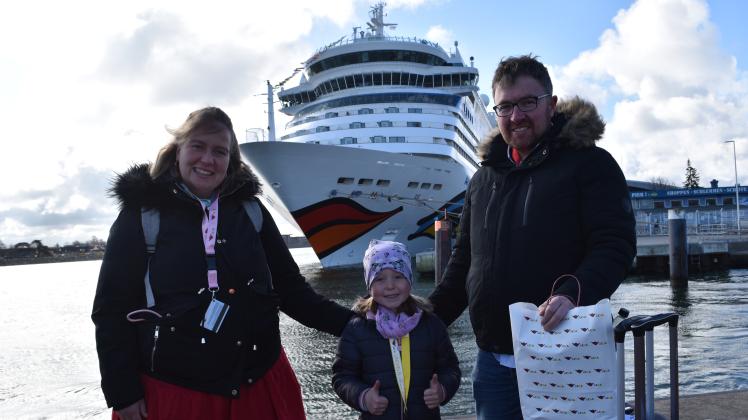 Bereits kurz nach 7 Uhr wurde die „Aidadiva“ als erstes Kreuzfahrtschiff der Saison gesichtet. Mit an Bord waren Kamilo und Ing Jansen aus der Eifel mit Tochter Marie. 