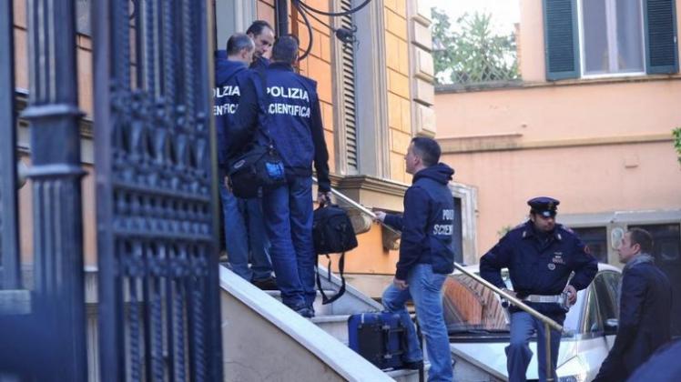 Polizeikräfte vor der chilenischen Botschaft in Rom.