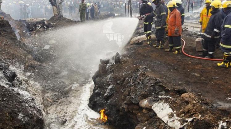 Nicht mehr viel zu retten: Löschversuche nach dem Pipeline-Brand in Nairobi.