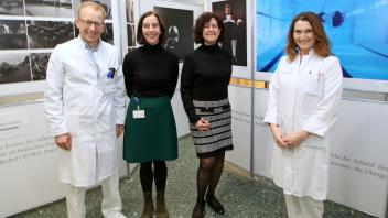 Andrea Schmidt (3. von links) ist stolz darauf ist, dass sie ihr Übergewicht besiegt hat. Georg Sandhäger, Sabine Schmidtchen und Anna Ditz vom Klinikum Osnabrück haben ihr dabei geholfen.