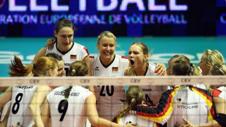 Die deutschen Volleyball-Frauen feiern den Sieg über Tschechien.