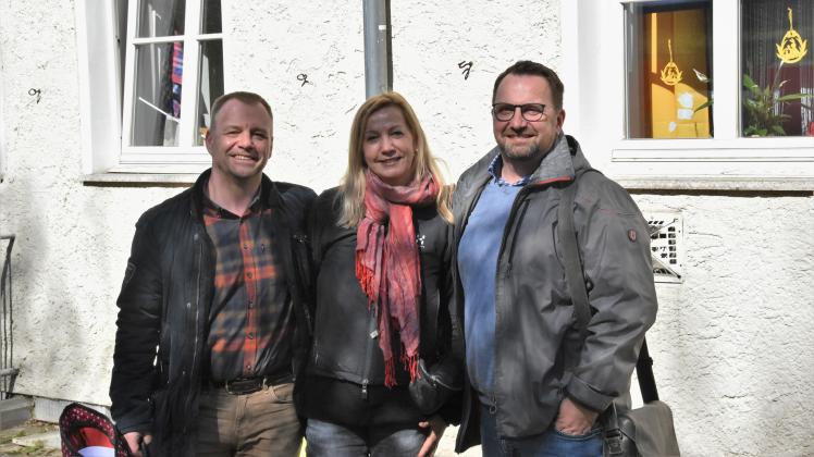 Dirk Schölens (v.l.), Beate Ollenhauer und Ralf Looks richteten zusammen mit Freunden und Familien drei Wohnungen in der Rostocker Stadtmitte bezugsfertig ein.