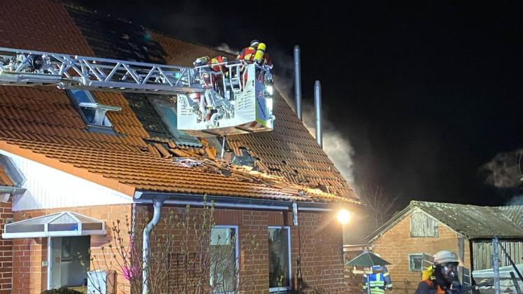 Feuerwehr-Einsatz in Büchen: Am Pommernweg brannten Teile eines Einfamilienhauses.