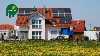Ein Einfamilienhaus mit Solardach.