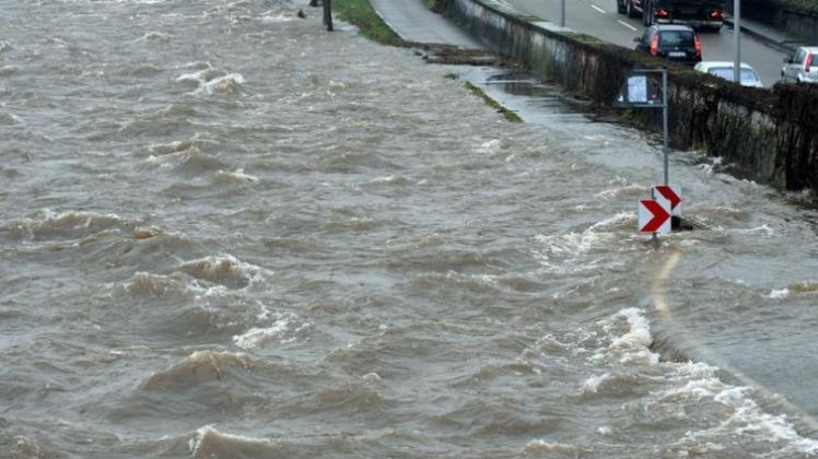 Wassermassen überfluten in Freiburg einen Radweg am Ufer des Schwarzwaldflüsschens Dreisam. Ein Mann wurde von den Fluten mitgerissen, als er versuchte, sein Rad zu retten.