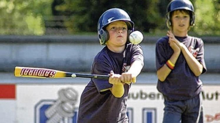 Gar nicht so leicht: Den Umgang mit Schläger und Ball lernnen die Kinder im Baseballcamp. 