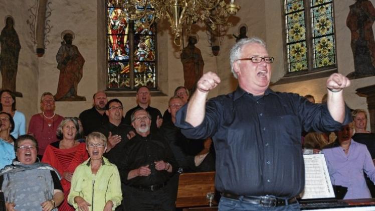 Der Ki-Pop-Chor und sein Leiter Martin Ufermann begeisterten das Publikum in der evangelischen Kirche. „Best of Gospel“ hieß das Programm, mit dem sie die Zuhörer von den Kirchenbänken holten.