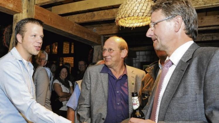 Der unterlegene Kandidat Sascha Scholz (links) gratulierte dem wiedergewählten Bürgermeister Ernst Schmitz. In der Mitte ist der CDU-Fraktionsvorsitzende Heinz Janning zu sehen. 