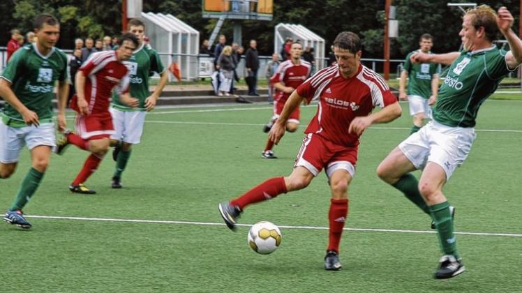 Mann des Spiels: Fatmir Dusinovic erzielte im Derby beim SV Bad Rothenfelde drei Treffer für den SC Melle. Mann des Spiels: Fatmir Dusinovic erzielte im Derby beim SV Bad Rothenfelde drei Treffer für den SC Melle.
