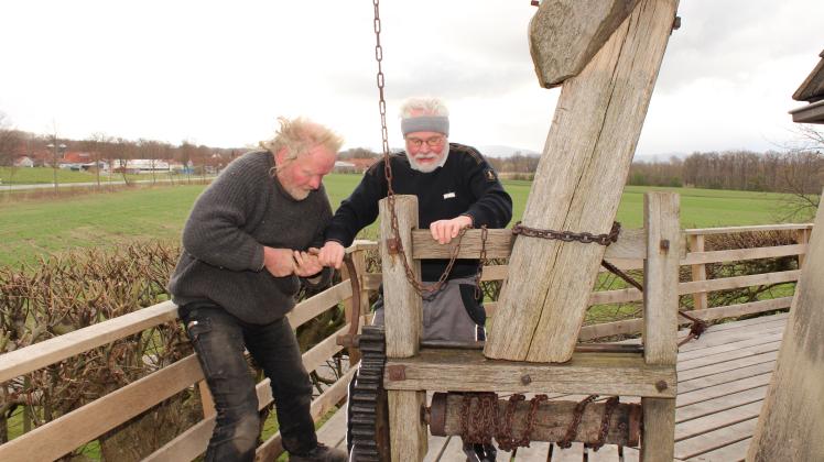 Um den Steert mit der Kettenwinde in Bewegung zu setzen, damit die Flügel der Windmühle Destel in den Wind gedreht werden können ist viel Muskelkraft erforderlich. Das merkten auch Karl Rohlfing und Horst Richter. Um den Steert mit der Kettenwinde in Bewegung zu setzen, damit die Flügel der Windmühle in den Wind gedreht werden können ist viel Muskelkraft erforderlich. Das merkten auch Karl Rohlfing und Horst Richter (v.li.).