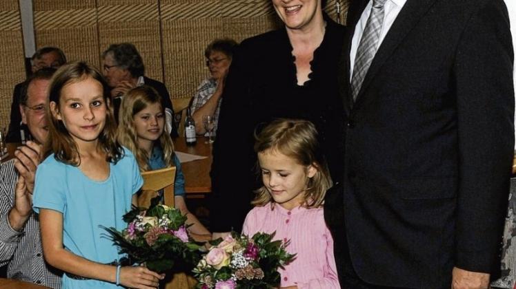 Freuten sich in der Gaststätte Bolte in Salzbergen über das Wahlergebnis: Bürgermeister Andreas Kaiser, seine Frau Andrea und die beiden Töchter Mia und Wiebke. 