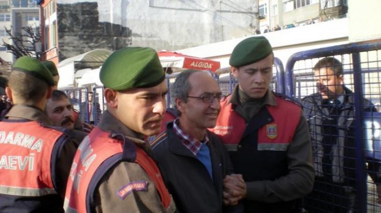 Dogan Akhanli wird von Polizeibeamten zum Gericht in Istanbul gebracht.