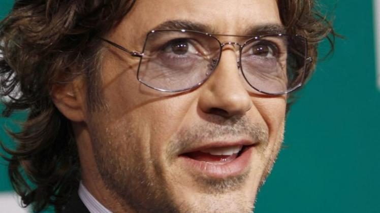 Robert Downey Jr. arbeitet vor und hinter den Kulissen Hollywoods. Robert Downey Jr. arbeitet vor und hinter den Kulissen Hollywoods.