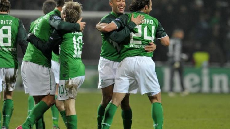 Die Spieler von Werder Bremen bejubeln den 3:0-Sieg über Inter Mailand. Die Spieler von Werder Bremen bejubeln den 3:0-Sieg über Inter Mailand.