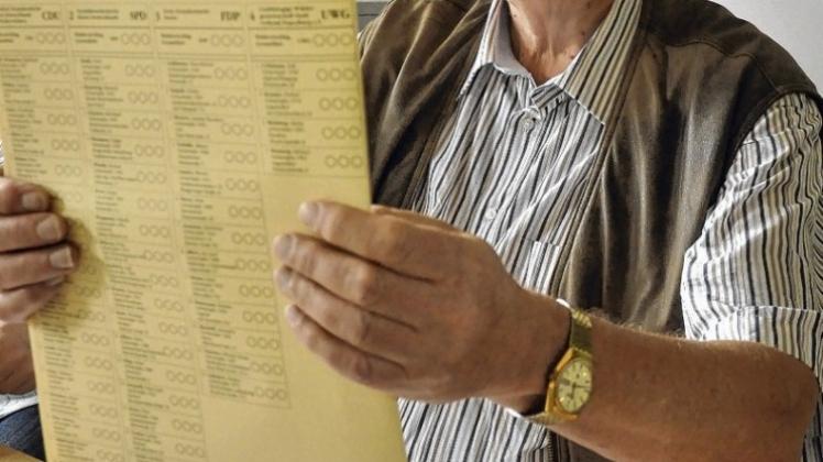 Wahlhelfer Rolf Norda bei der Ausgabe der Stimmzettel in der Mühlenschule. Wahlhelfer Rolf Norda bei der Ausgabe der Stimmzettel in der Mühlenschule.