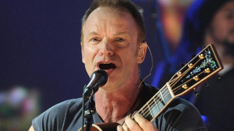 Der britische Musiker Sting feiert auf der Bühne in seinen Geburtstag hinein.