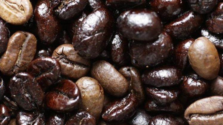 Geröstete Kaffeebohnen: Gestiegene Rohkaffeepreise machen den Kaffeegenuss wieder teuerer. Geröstete Kaffeebohnen: Gestiegene Rohkaffeepreise machen den Kaffeegenuss wieder teuerer.