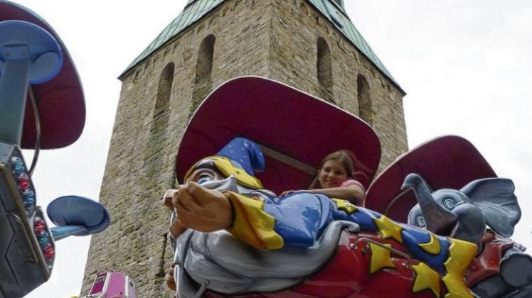 So hoch ist der Kirchturm der Stadtkirche gar nicht, wenn man ihn vom Rücken eines fliegenden Zauberers betrachtet. Fotos: Björn Meyer