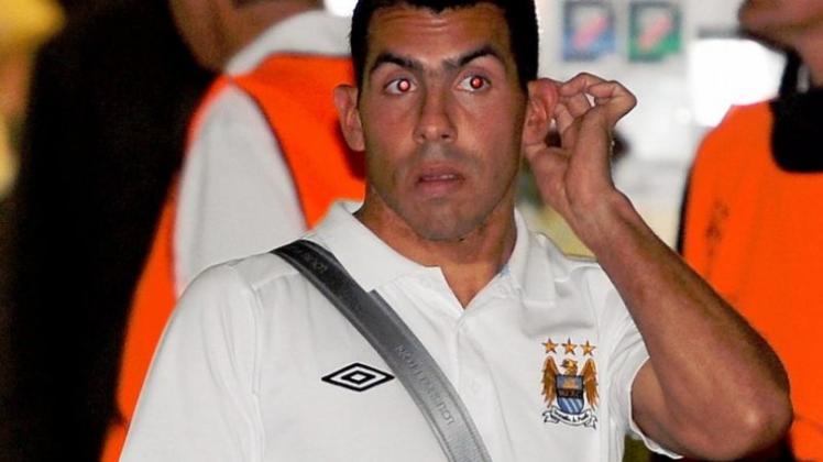 Manchesters Carlos Tévez verlässt mit der Mannschaft nach der Niederlage das Stadion. Manchesters Carlos Tévez verlässt mit der Mannschaft nach der Niederlage das Stadion.
