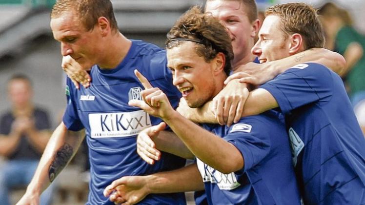Ausgelassen freuen durfte sich der SV Meppen bereits nach dem 2:0 gegen den VfL Wolfsburg II. Am Ende strahlten Christoph Klippel, Rainer Müller, Jan-Christian Meier und Michael Holt (v.l.) über den verdienten 3:1-Erfolg. Fotos: Werner Scholz Ausgelassen freuen durfte sich der SV Meppen bereits nach dem 2:0 gegen den VfL Wolfsburg II. Am Ende strahlten Christoph Klippel, Rainer Müller, Jan-Christian Meier und Michael Holt (v.l.) über den verdienten 3:1-Erfolg. Fotos: Werner Scholz