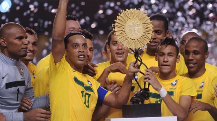 Die Brasilianer um Ronaldinho (2.v.l.) feiern den Sieg gegen Argentinien.