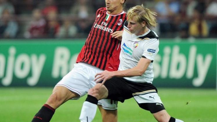 Milans Zlatan Ibrahimovic (l) kommt vor Pilsens Frantisek Rajtoral zum Schuss.