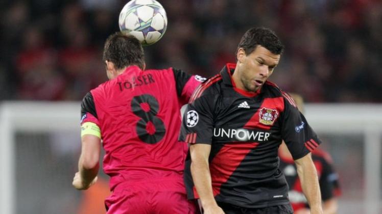 Leverkusens Michael Ballack (r) brachte in der Schlussphase Leben ins Spiel. Leverkusens Michael Ballack (r) brachte in der Schlussphase Leben ins Spiel.