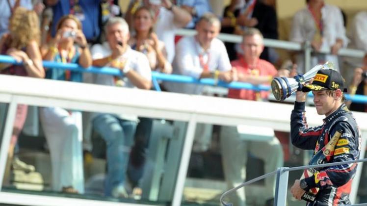 Stolz präsentiert Vettel seine Errungenschaften aus Monza. Stolz präsentiert Vettel seine Errungenschaften aus Monza.