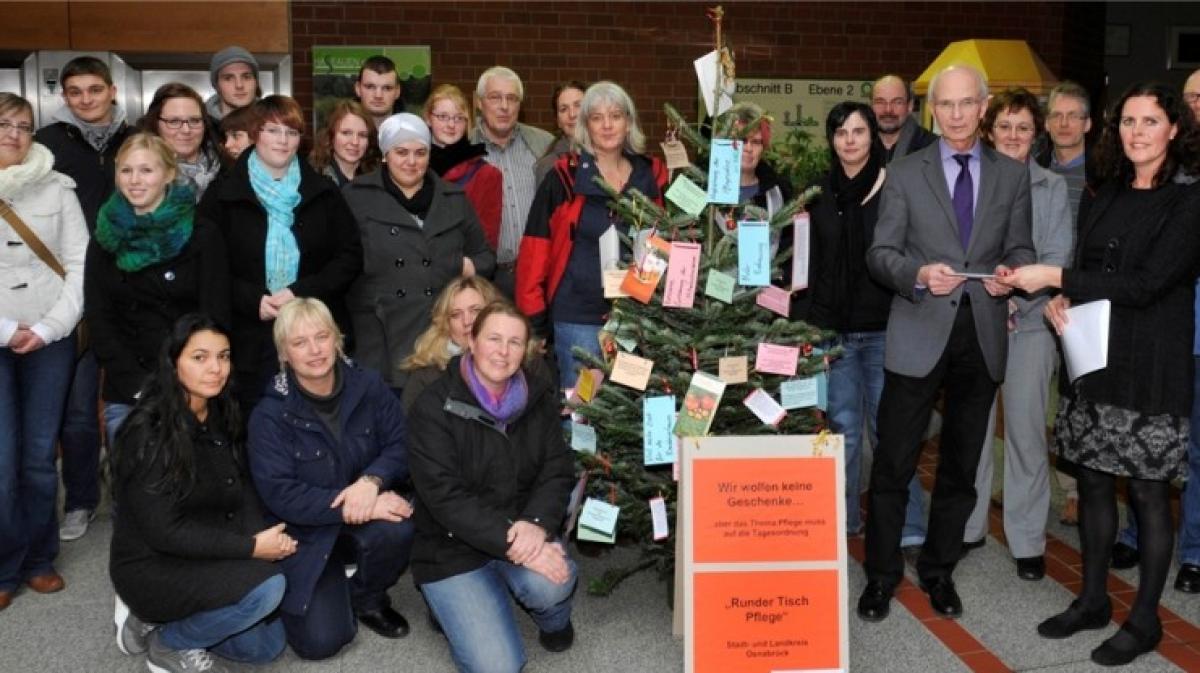 Runder Tisch Pflege GMHütte Stellt Wunschbaum Im Kreishaus | NOZ