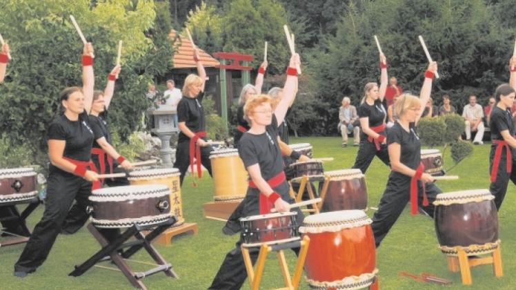 Für fernöstliche Atmosphäre sorgte die Gruppe Hoshidaiko, die die jahrhundertealte Tradition japanischen Trommelns vorstellte. Für fernöstliche Atmosphäre sorgte die Gruppe Hoshidaiko, die die jahrhundertealte Tradition japanischen Trommelns vorstellte.