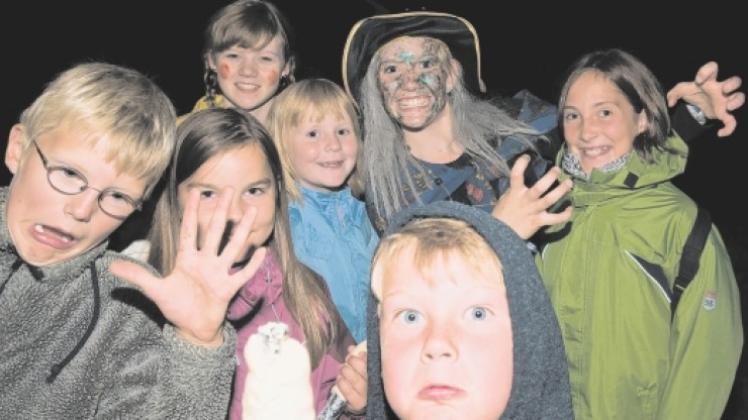 Stockbrot und Gespräche mit den verkleideten Gruppenleitern trösteten die verbleibenden Kinder über den Abbruch der „gruseligen Gruselwanderung“ hinweg. 