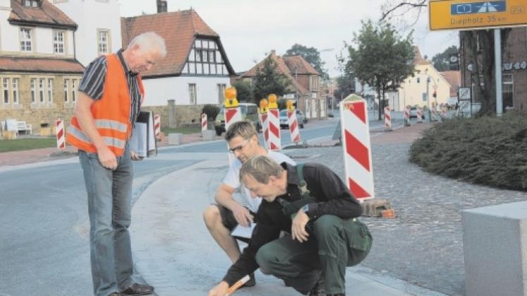 Alles o. k.: Volker Siefke, Matthias Renzenbrink von der Baufirma Wiebold und Uwe Willöper von IPW Ingenieurplanung (von links) bei der Abnahme. Alles o. k.: Volker Siefke, Matthias Renzenbrink von der Baufirma Wiebold und Uwe Willöper von IPW Ingenieurplanung (von links) bei der Abnahme.