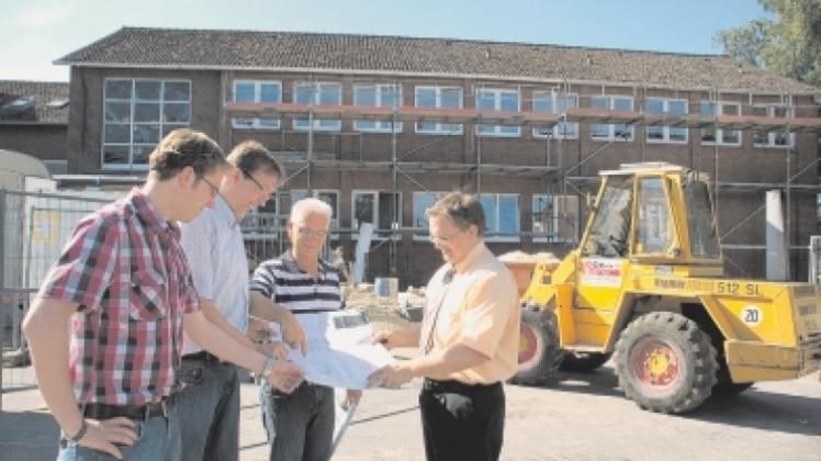Vor Ort informierten sich Bauamtsmitarbeiter Sebastian Thole, Martin Pohlmann, Bauleiter Reinhard Pels und Werner Schräer (von links). Vor Ort informierten sich Bauamtsmitarbeiter Sebastian Thole, Martin Pohlmann, Bauleiter Reinhard Pels und Werner Schräer (von links).