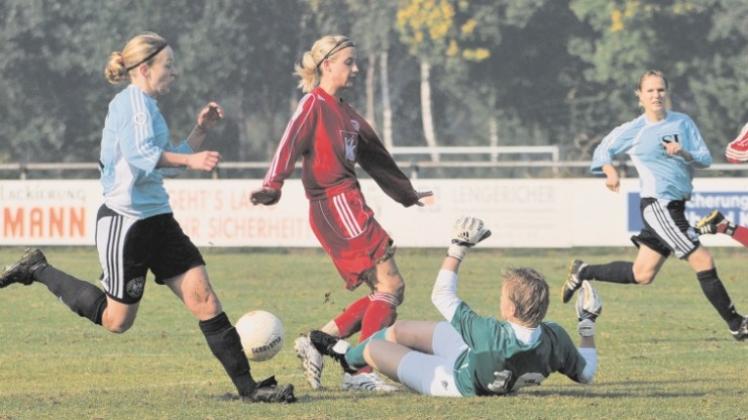 Mit Kampf und Einsatzwillen – wie hier von Antje Heitmann (rotes Trikot) gegen TeBe Berlin – schaffte Victoria Gersten den Klassenerhalt in der Zweiten Frauen-Bundesliga Nord. 